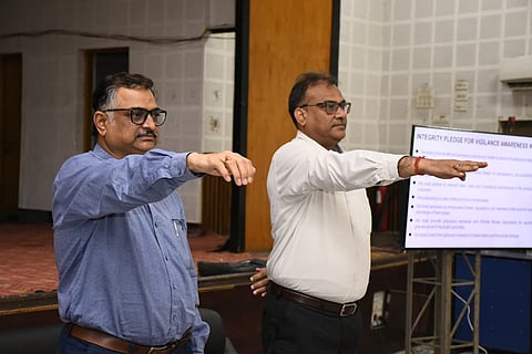 शपथ दिलाते सेल आईएसपी अधिकारी 