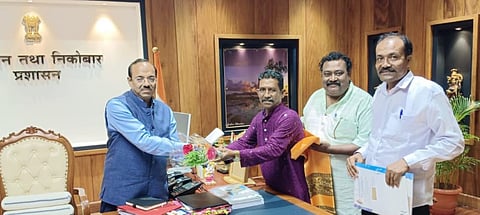 Photo Caption for news 5: ग्राम पंचायत हरिनगर के प्रधान मनोजित हलदर, पंचायत समिति सदस्य दिलीप कुमार दास और ग्राम पंचायत स्वदेशनगर के उप-प्रधान अनिल बराई मुख्य सचिव ज्ञानेश भारती से मुलाकात करते हुए।