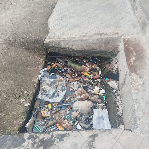 Photo Caption for news 3: भातुबस्ती में जाम और क्षतिग्रस्त नाला, जिससे वर्षा जल की निकासी प्रभावित हो रही है।