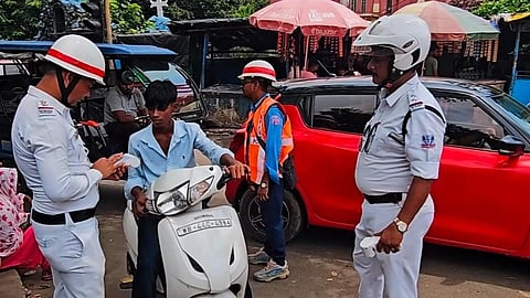 चालान काटते ट्रैफिक पुलिस 