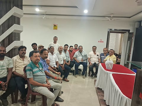 चर्चा करते पदाधिकारी 