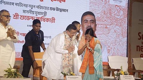 धनधान्य ऑडिटोरियम में आयोजित हुई पर्यटन विभाग नए लोगो के उद्घाटन कार्यक्रम में सीएम शुभेंदु अधिकारी का पर्यटन विभाग की राज्य मंत्री पूर्णिमा चक्रवर्ती अभिवादन व्यक्त करती हुईं । साथ में हैं उद्योग मंत्री तापस राय, पर्यटन मंत्री डॉ. शंकर घोष 