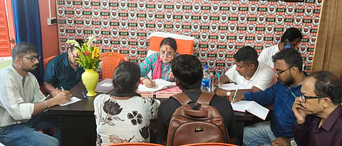 लोगों की समस्या सुनती मंत्री अग्निमित्रा पॉल 