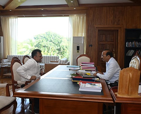 फोटो कैप्शन समाचार 3: मुख्य सचिव श्री ज्ञानेश भारती से मुलाकात करते जिला परिषद सदस्य संजय कुमार सिंह।