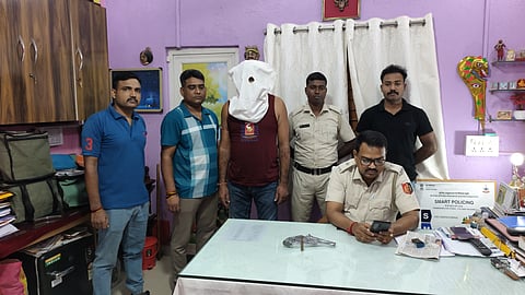 हथियार के साथ व्यक्ति गिरफ्तार 