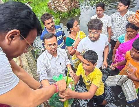 Howrah Waterlogging Relief: Municipal Corporation Distributes Ration and Tents in Shibpur
