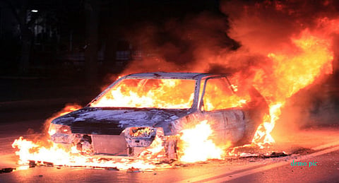 Car Catches Fire on NH-16 in Howrah Bagnan: Driver and Passenger Escape Unhurt