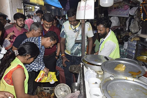 केएमसी के अधिकारी अभियान चलाते हुए 