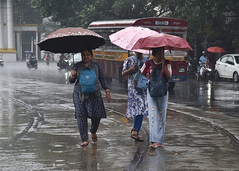 लगातार बारिश ने बढ़ाईं मुश्किलें, बंगाल में येलो अलर्ट जारी