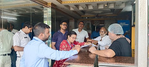 जांच करते फूड सेफ्टी ऑफिसर एवं अन्य अधिकारी 