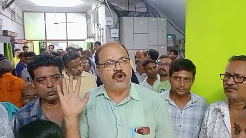 पालिका परिसर में घुसकर कर्मचारियों से मारपीट का आरोप, विरोध में पेन डाउन