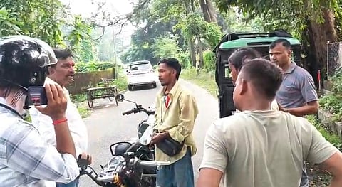 टोटो को पकड़ते स्थानीय लोग