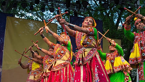 युवतियां परम्परागत गरबा नृत्य करतीं हुईं