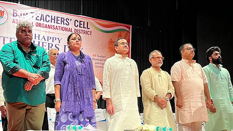 शिक्षकों को नमन करते मंत्री, विधायक एवं जिलाध्यक्ष 