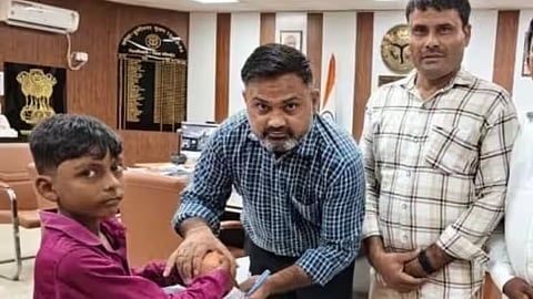 6 साल का बच्चा गुल्लक लेकर पहुंचा DM ऑफिस