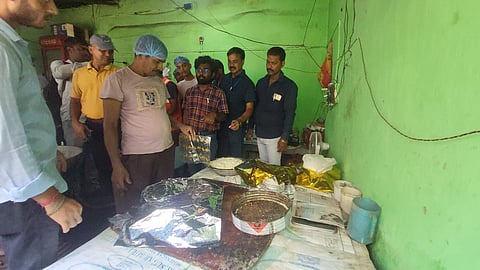 बरामद खाया को देखते अधिकारी