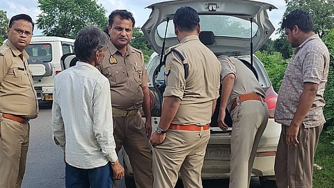 सागर में जहरीली शराब कांड के बाद पुलिसकर्मी वाहनों की जांच करते हुए 
