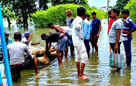बाढ़ का पानी भरा होने से घाटाल में छोटी नौका उर्फ डिंगी से शव को अंतिम संस्कार के लिए श्मशान लाया गया
