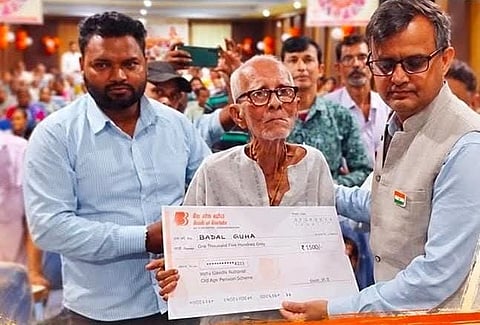 चेक प्रदान करते निगम कमिश्नर दिलीप मिश्रा 