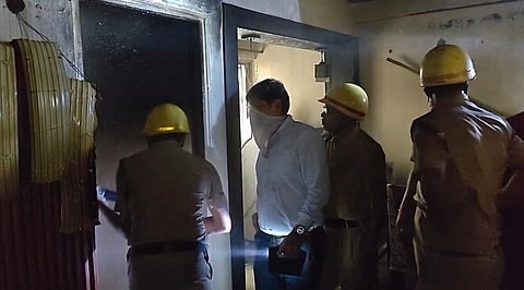 आग बुझाते दमकल कर्मी 