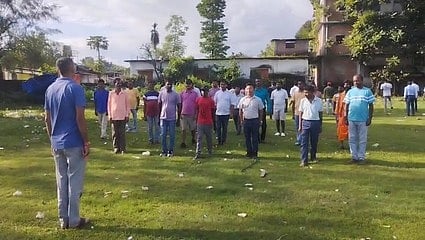 व्यायाम में उपस्थित युवा