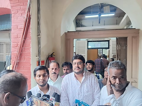 कांग्रेस के प्रतिनिधि मंडल मीडिया को संबोधित करते हुए 
