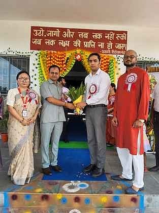 सम्मानित होता छात्र