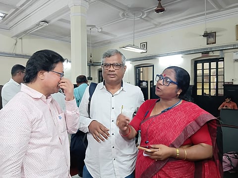 केएमसी में परिसीमन पर आपत्तियां दर्ज कर लौटते हुए पार्टी कर्मी