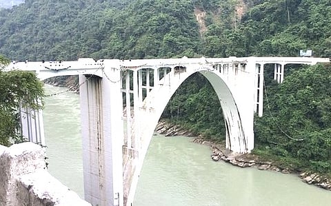सेवक कोरोनेशन ब्रिज से युवती गिरी, मौत