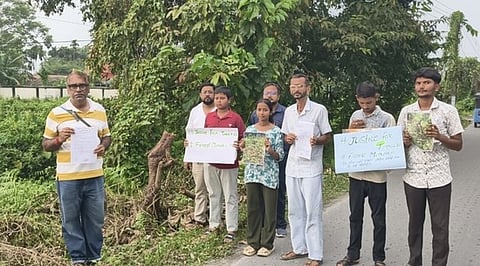 विरोध के दौरान विद्यार्थी व अन्य