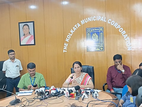 केएमसी की कमिश्नर स्मिता पांडेय प्रेस कॉन्फ्रेंस को संबोधित करती हुई, साथ में है कई अन्य अधिकारी