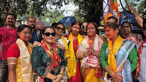 जश्न मनाती भाजपा समर्थक