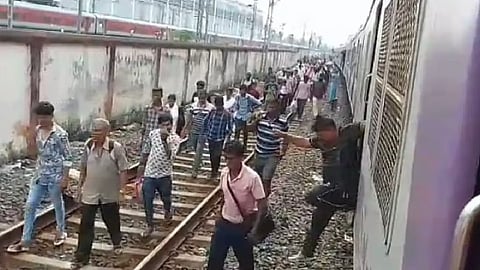 सांतारागाछी में घंटों खड़ी रहीं लोकल ट्रेनें, यात्रियों की बढ़ी परेशानी