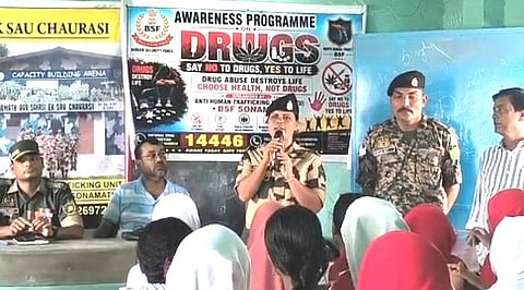 रसाखोआ हाई स्कूल में बीएसएफ ने चलाया जागरूकता अभियान