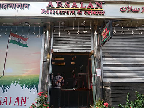 पार्क स्ट्रीट के एक प्रसिद्ध रेस्तरां में लगा रिनोवेशन का पोस्टर 