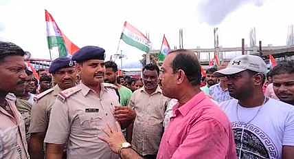 एनजेपी स्टेशन के सामने आईएनटीटीयूसी का प्रदर्शन