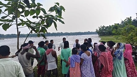 नदी के जलस्तर को देखते ग्रामीण