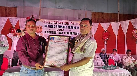 सम्मानित होते शिक्षक 