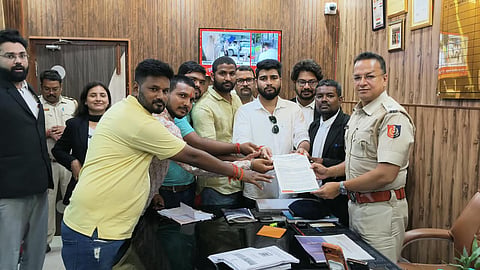 आसनसोल में बागेश्वर बाबा के अपमान पर बवाल, कांग्रेस नेता के खिलाफ कई थानों में FIR