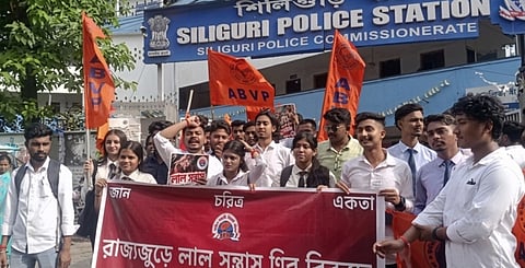 ‘रेड टेरर’ का आरोप, एबीवीपी ने सिलीगुड़ी थाना के सामने किया प्रदर्शन