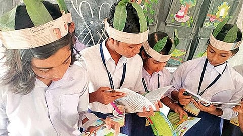 किताबों की अलमारी बनी आत्मविश्वास की सीढ़ी