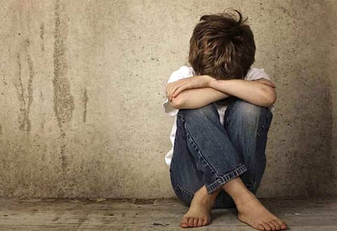 दूसरी कक्षा के छात्र की पिटाई का आरोप, बेहोश होने पर थाने के बाहर प्रदर्शन