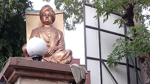 Garbage Piles Up Near Swami Vivekananda Statue in Howrah, Locals Demand Action