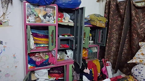 Burglary in Howrah's Bagnan: Gold Jewelry and Cash Stolen in Broad Daylight