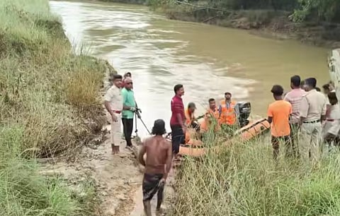 पोते को नदी पार कराने के दौरान व्यक्ति के डूबने के बाद चल रहा तलाशी अभियान 