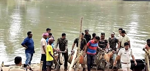 घाटाल में शराब तस्करी के आरोप में एक व्यक्ति को पकड़ कर ले जाती पुलिस 