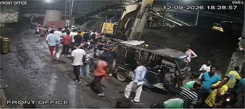 बेलघरिया  एक्सप्रेसवे के निकट वेस्ट पॉवर प्लांट में घुसते हुए लोग