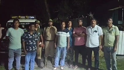 वन कर्मी व स्थानीय लोग 