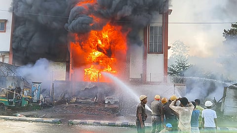 पानीहाटी में ट्रांसफॉर्मर में जोरदार धमाके के बाद लगी आग