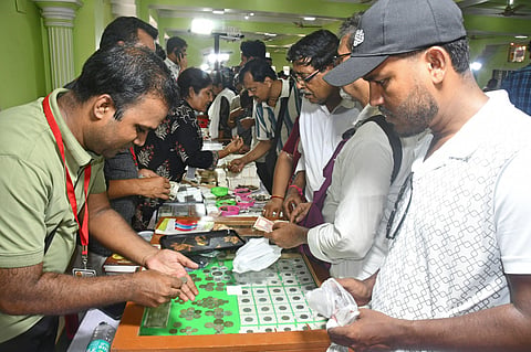लगाई गई दुर्लभ सिक्कों की प्रदर्शनी